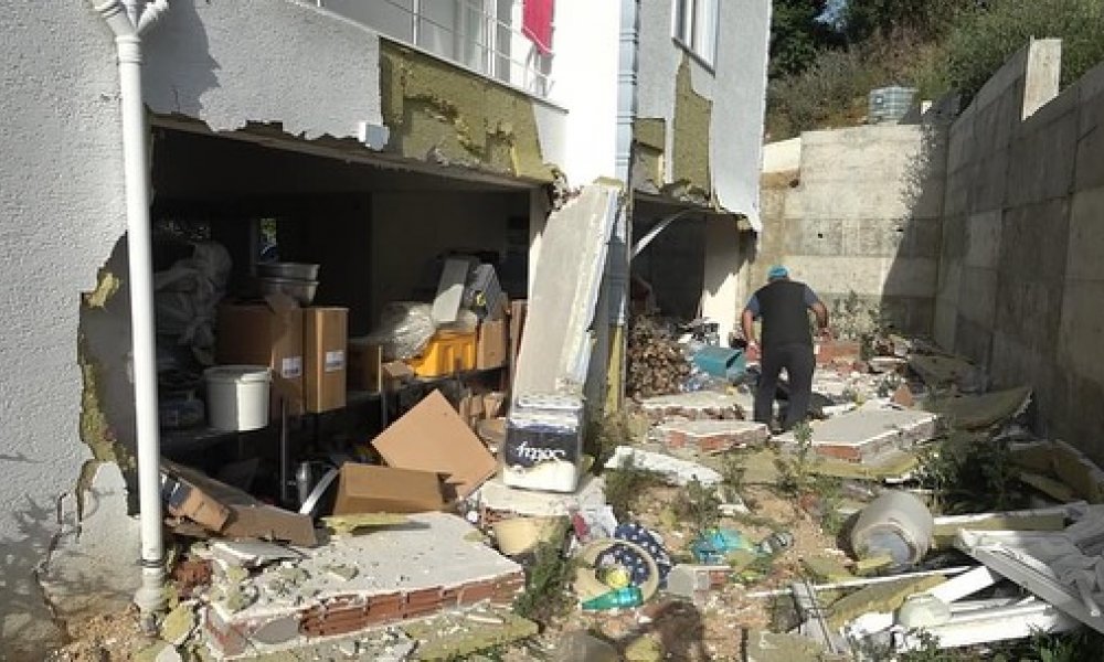 EV SAHİBİ İLE TARTIŞTI BİNAYI HAVAYA UÇURDU